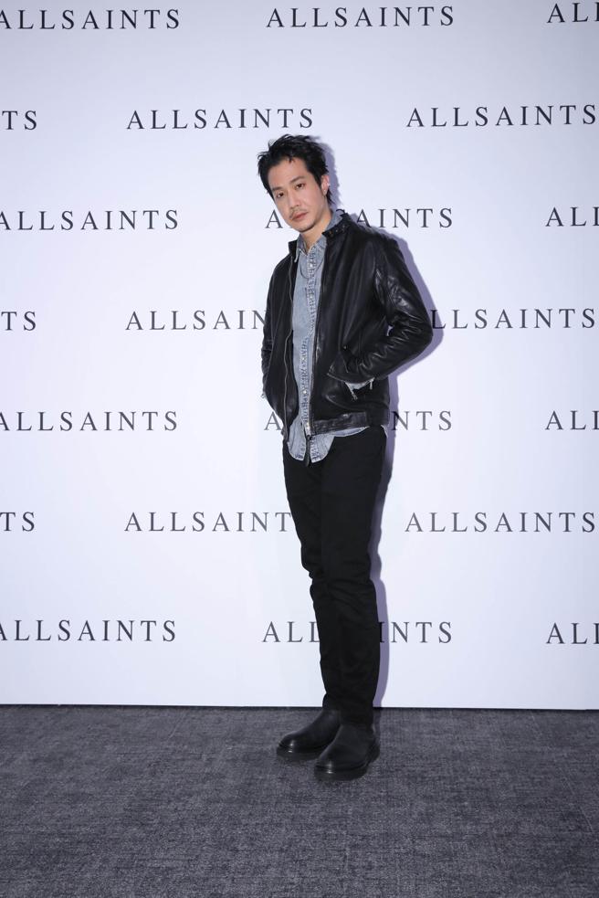 薛仕凌为戏蓄了八字鬍，身穿ALLSAINTS皮夹克和饰品，别具阳刚味。（陶福媛摄）