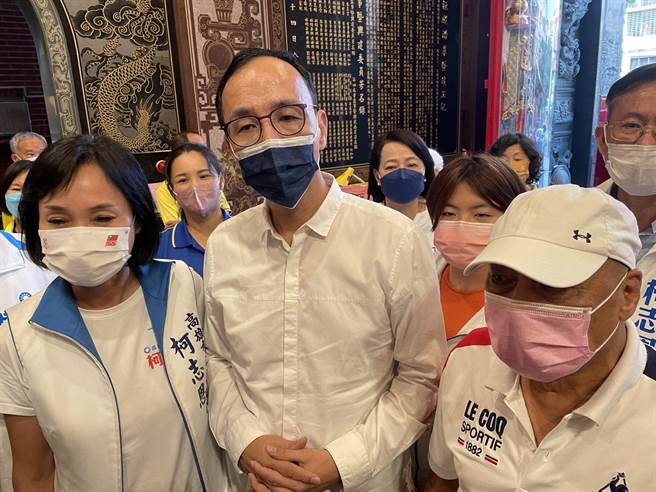 国民党主席朱立伦13日南下高雄，陪同市长参选人柯志恩到凤山区北极殿参加里长座谈会。（洪浩轩摄）