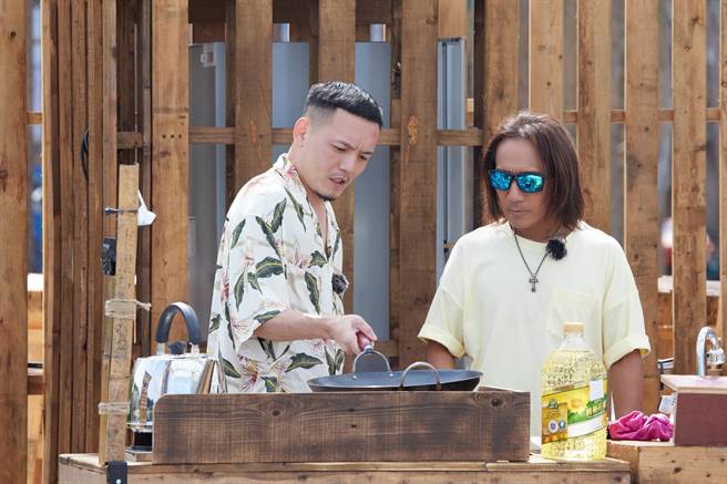 春风（左）出手解救大厨顏志琳。（灰人文化提供）