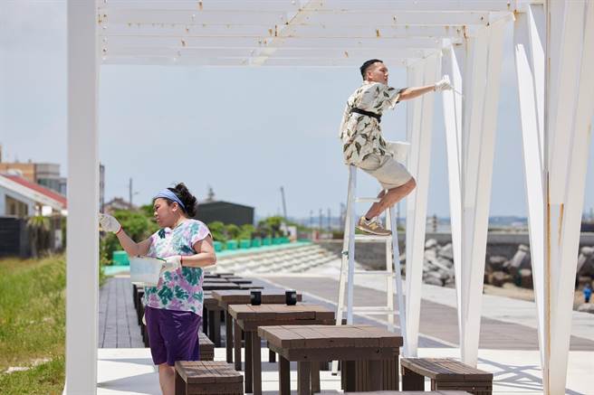 林美秀（左）、春风在大太阳底下负责油漆工作。（灰人文化提供）