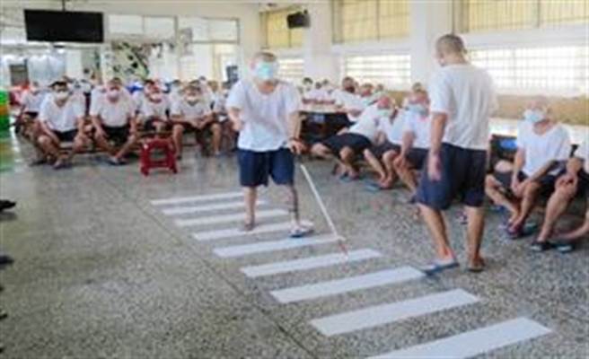 嘉義看守所安排收容人矇眼使用行動輔具過馬路、手牽導盲犬行走，實際感受視障者的生活日常。（嘉義看守所提供∕呂妍庭嘉義傳真）