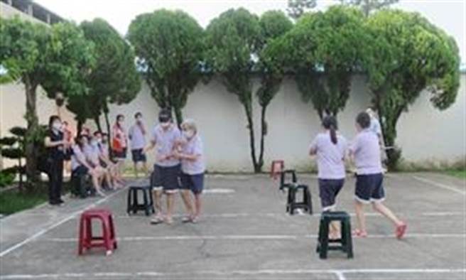 嘉義看守所特別規畫「身障體驗趣味競賽」及「樂樂棒球身障運動會」等系列性活動，讓障礙者與非障礙者以共融方式組隊比賽。（嘉義看守所提供∕呂妍庭嘉義傳真）