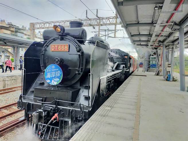 今年是台铁海线铁路通车百周年，台铁局开行DT668蒸汽火车復驶海线。（陈淑娥摄）