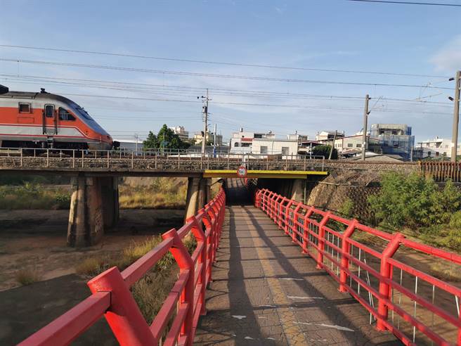 台中市观旅局推出双铁小旅行，游客可到清水五福圳骑自行车看火车。（翻摄照片）