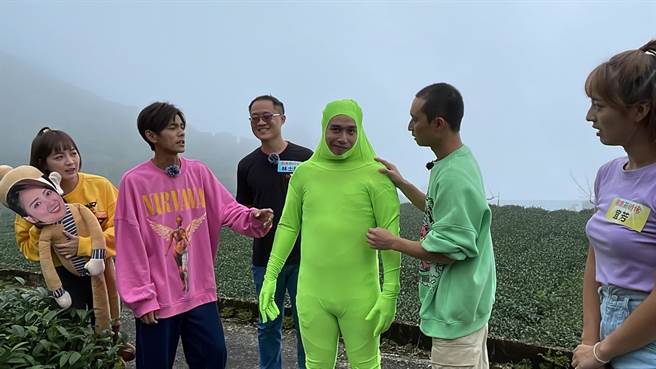 无尊（左四）扮演绿茶憋笑，没想到一看到女友阿喜的照片就绽放出笑容。（民视提供）