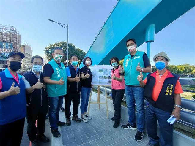 立法委員何欣純13日偕同水利相關單位、民代、當地里長會勘大智排水，盼早日進行整治。（潘虹恩攝）