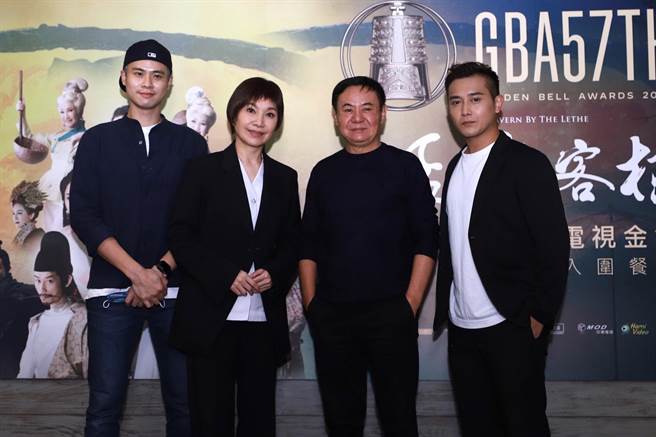 唐美云（左二）率《孟婆客栈》主创团队导演吴定谦（左起）、蔡振南、张书宇为入围4 项金钟奖庆功。（民视提供）