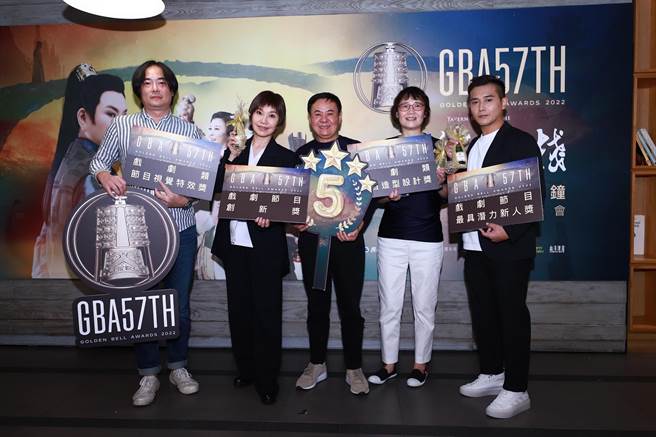 唐美云率《孟婆客栈》主创团队为入围4 项金钟奖庆功。（民视提供)