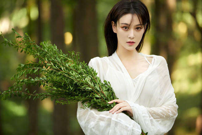 最美軍嫂張馨予外型亮麗。（圖／微博）