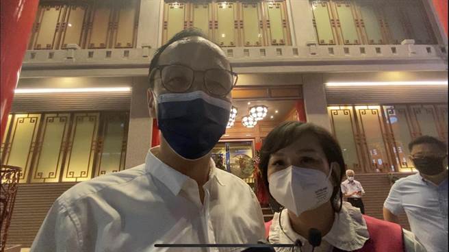 国民党主席朱立伦（左）对于谢龙介选情相当有信心。（曹婷婷摄）