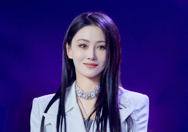 張馨予近日分享自己在機場砸到腳。（圖／微博）