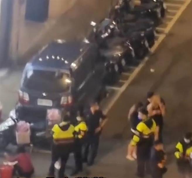 闕姓女子酒醉失控，遭警方保護管束。（翻攝社會事新聞影音）