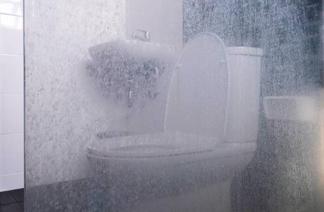 暄暄直播被浴室玻璃出卖。(图／shutterstock；示意图和本新闻无关)