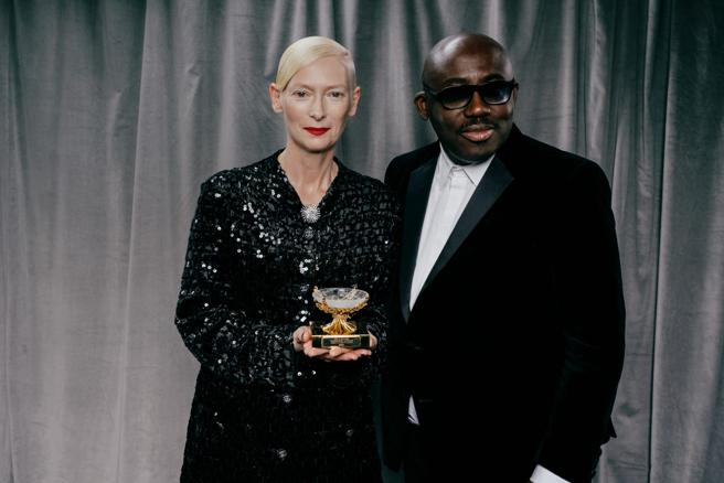 香奈儿全球品牌大使、奥斯卡金像奖得主与英国电影协会会士蒂妲史云顿与英国《Vogue》杂志总编辑Edward Enninful OBE。（CHANEL提供）