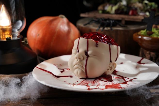 君品酒店云轩西餐厅推出万圣节限定的恐怖头颅造型外带甜点，惊吓度十足。（云朗观光集团提供）