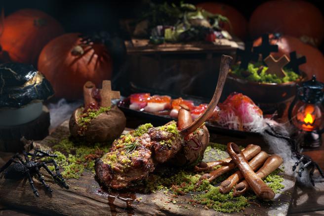 云轩西餐厅推出节庆限定的「夜访吸血庄园」万圣节双人套餐。（云朗观光集团提供）