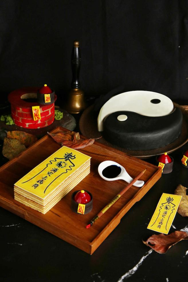 云品温泉酒店大玩殭尸主题，推出古井蛋糕、太极蛋糕、符令蛋糕、殭尸帽点心等系列甜点。（云朗观光集团提供）