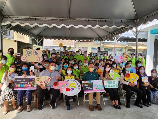 高雄市政府社会局为协助精神障碍者于社区生活，委托高雄市耕馨身心关怀协会于凤山区开办精障者协作模式据点「心驿会所」，提供精障者一个自主、尊严的心灵復元驿站，一起克服外界污名化、孤立感等处境，协助重拾自我价值及信心回归社区。(高雄市社会局提供／林雅惠传真)