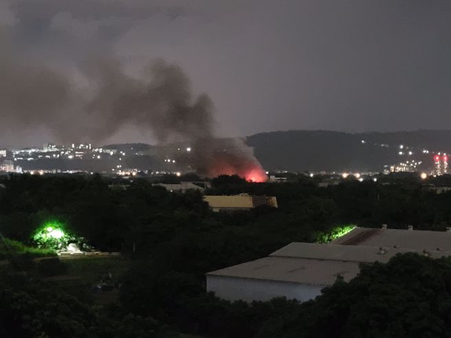 北市士林区延平北路八段一处工厂13日晚间发生火灾。（翻摄自脸书社团《我是社子人》）
