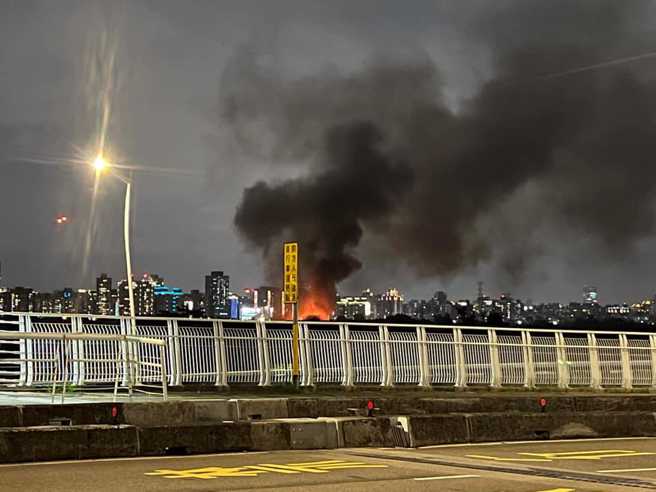 北市士林区延平北路八段一处工厂13日晚间发生火灾。（翻摄自脸书社团《我是社子人》）