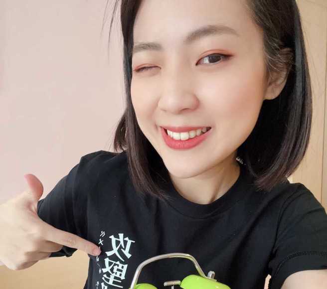 徐巧芯指陈时中与外国人互动，讲出来的英文让她笑到肚子好痛。（图／取自徐巧芯脸书）