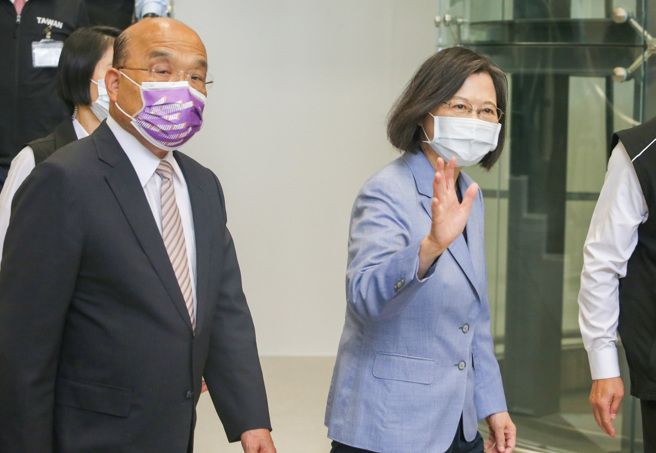 国境管制解封，蔡英文总统、行政院长苏贞昌等府院高层13日下午前来桃园机场视察解封首日旅客入出境情况，蔡英文总统表示，COVID-19（2019冠状病毒疾病）疫情将近3年来，要感谢大家共同努力，团结防疫，我们已经度过了最困难的时刻，随着疫情对全球的影响逐渐趋缓，今天开始台湾的边境管制放宽，我们走出疫情的阴霾，迈向正常生活。（陈麒全摄）