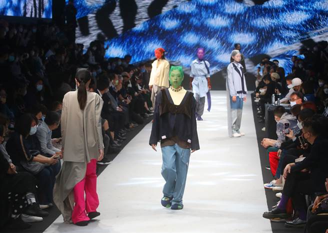 时装设计新人奖12位入围决赛的设计新秀作品，13日在松山文创园区4号仓库参加决赛。（陈君玮摄）