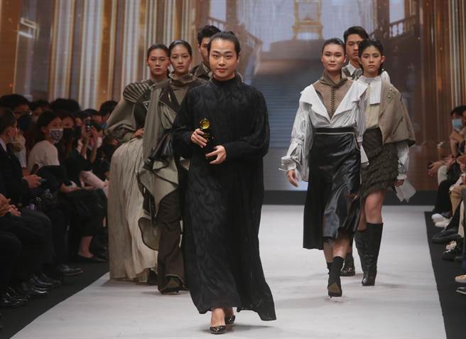 时装设计新人奖首奖为来自臺湾的胡俊丞，作品「剑击世纪」。（陈君玮摄）
