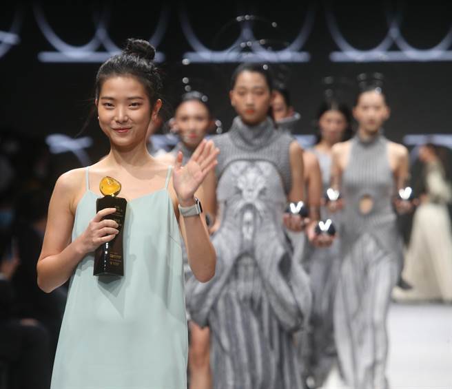  时装设计新人奖优胜奖为林玥妤作品「磁线」。（陈君玮摄）