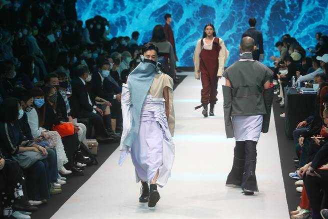 时装设计新人奖12位入围决赛的设计新秀作品，13日在松山文创园区4号仓库参加决赛。（陈君玮摄）