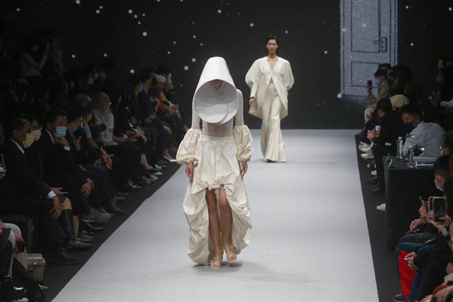 时装设计新人奖12位入围决赛的设计新秀作品，13日在松山文创园区4号仓库参加决赛。（陈君玮摄）