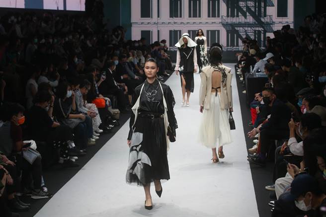 时装设计新人奖12位入围决赛的设计新秀作品，13日在松山文创园区4号仓库参加决赛。（陈君玮摄）