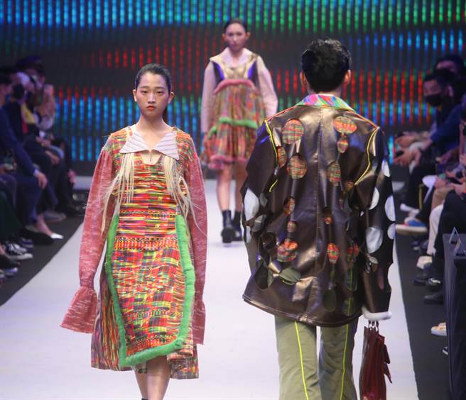 时装设计新人奖12位入围决赛的设计新秀作品，13日在松山文创园区4号仓库参加决赛。（陈君玮摄）