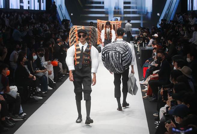 时装设计新人奖12位入围决赛的设计新秀作品，13日在松山文创园区4号仓库参加决赛。（陈君玮摄）