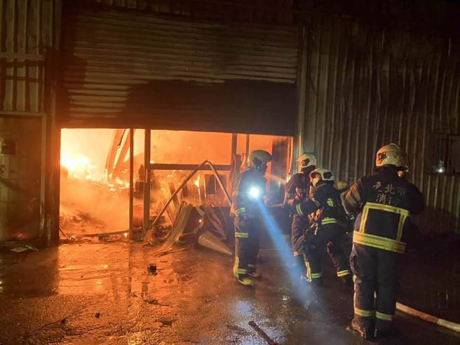北市延平北路一处铁皮屋13日晚间发生火警。（翻摄画面）
