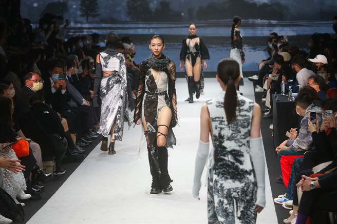 时装设计新人奖12位入围决赛的设计新秀作品，13日在松山文创园区4号仓库参加决赛。（陈君玮摄）