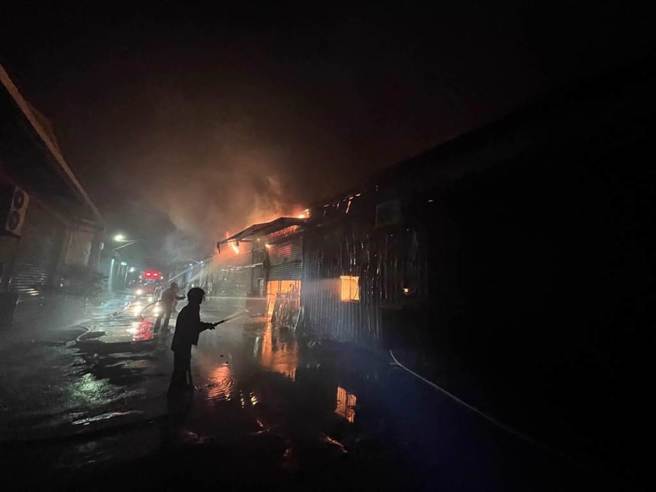 北市延平北路一处铁皮屋13日晚间发生火警。（翻摄画面）
