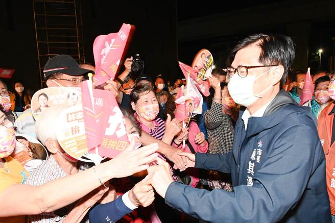 高雄市长陈其迈（右）13日出席大冈山地区总部暨冈山后援会成立大会，他在大进场时与民眾互动。（林瑞益摄）