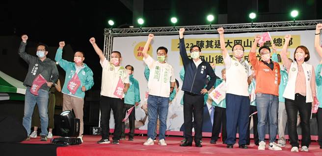 高雄市长陈其迈（左五）13日恳请民眾支持民进党提名的高雄市议员参选人。（林瑞益摄）