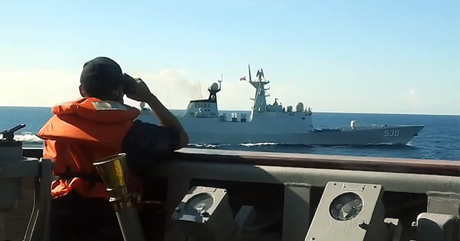 美国军方及智库认为，2025年以后可能是共军对台动武的脆弱窗口。图为我海军舰艇在东岸外海监控共军飞弹护卫舰许昌号（舷号536）。（图／蔡英文脸书）