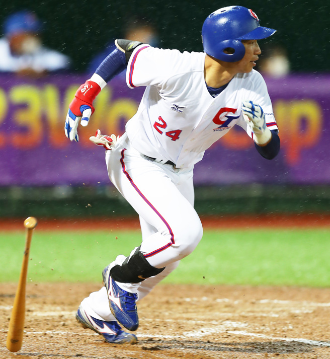 U23世界盃棒球賽中華與哥倫比亞之戰，中華隊在六局下連下五分逆轉勝，紀慶然擊出致勝安打。（季志翔攝）