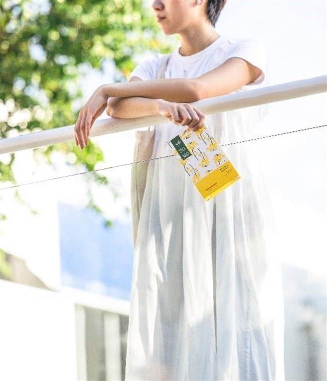 台灣在地品牌《花仙子》X《印花樂》聯名推出幸福聯名香氛袋。（花仙子提供）