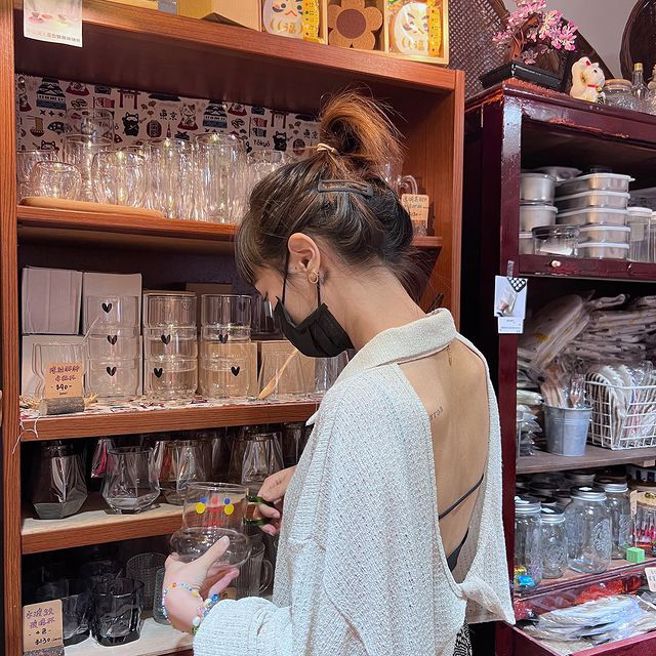 王净上衣大秀美背。（图／王净Instagram）