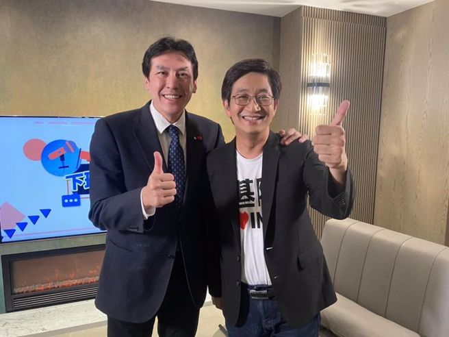 蔡适应(右)12日接受黄暐瀚(左)《下班瀚你聊》专访，聊他从当兵到从政的心路歷程。（图／取自蔡适应脸书）