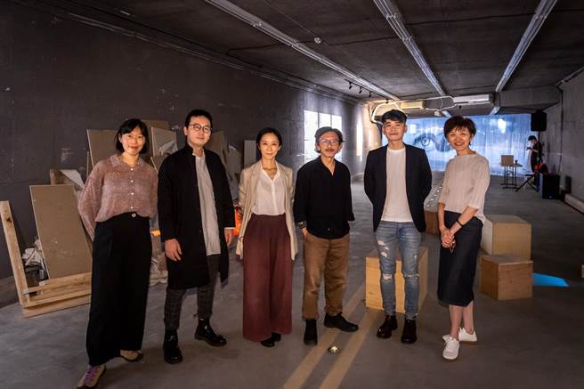 《平行剧场》主要分为文件展、展演、论坛三大区块。左起为策展人周伶芝、展演艺术家许栢昂、郑尹真、高俊耀，策展人汪俊彦，及两厅院艺术总监刘怡汝。（国家两厅院提供）