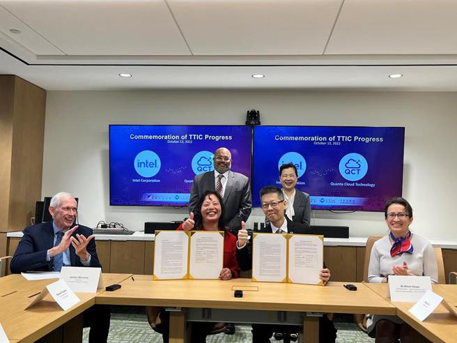 （台美科技貿易暨投資合作架構(TTIC)於台灣時間13日晚間舉辦。在美國商務部助理部長Venkataraman出席(後排左)與經濟部長王美花(後排右)的見證下，台美廠商簽署MOU。圖／經濟部）