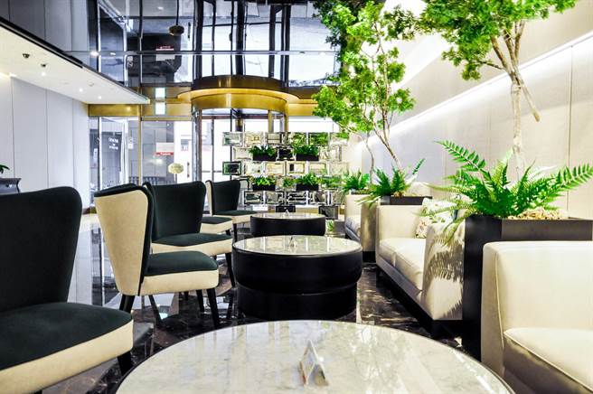 在雙十國慶上引起全民關注的日本「橘色惡魔」，下榻老品牌的台北凱撒大飯店， 大廳綠意盎然的空間非常舒適。（台北凱撒飯店提供）