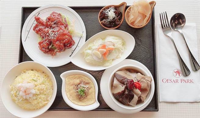 業者安排主廚特製套餐，包括糖醋排骨和養生雞湯，讓學生們品嚐傳統台灣味。（台北凱撒飯店提供）