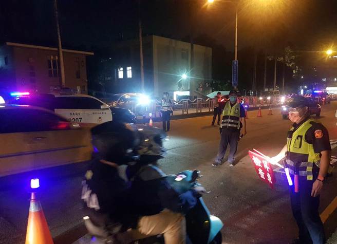 北市交通裁决处公布第11波酒驾累犯名单。图为警方在路上实施酒驾临检。（中时资料照）