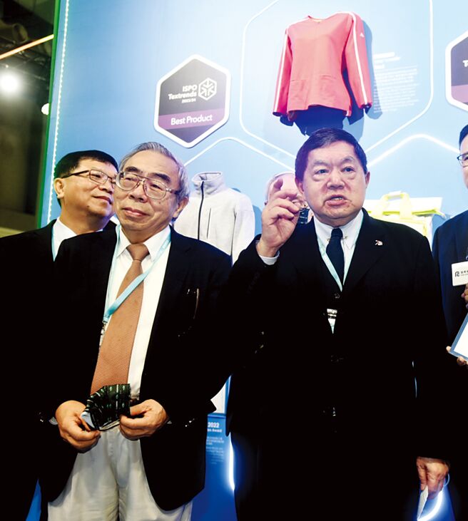 台北纺织展12日举行，纺拓会董事长王文渊（左）及名誉董事长徐旭东（右）发表对景气看法。图／顏谦隆
